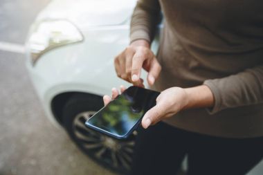 yolda telefon kullanan kişi