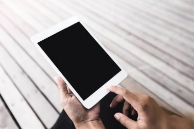 yakın çekim elini tut dijital tablet boş ekran açık hava yaşam tarzı