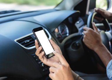 yakın çekim el araba hareket içinde hareket eden telefon dokunmak
