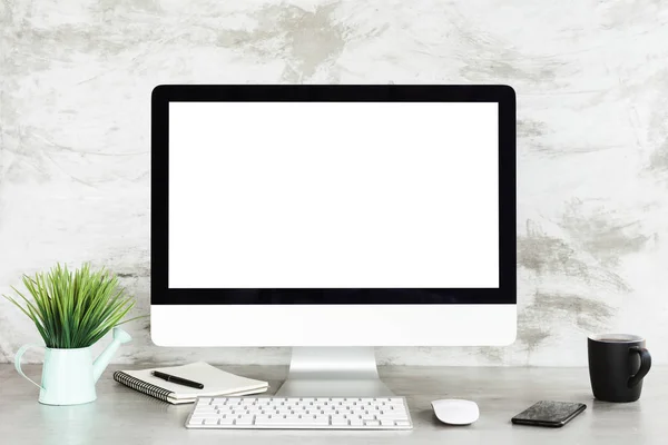 Computador desktop na tabela de espaço de trabalho mostrando tela branca em branco — Fotografia de Stock