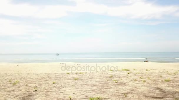 Movimento voe para a frente na praia branca à vista arial do mar, 4k — Vídeo de Stock