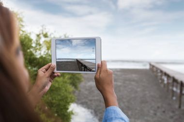 kadın kullanım dijital tablet manzara fotoğrafı çekmek