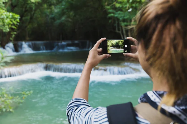 Tourism use smartphone taking photograph — Stock Photo, Image