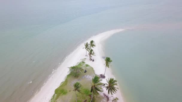 4k care zboară deasupra plajei laem hat la insula yao yai, Phang nga thailand — Videoclip de stoc