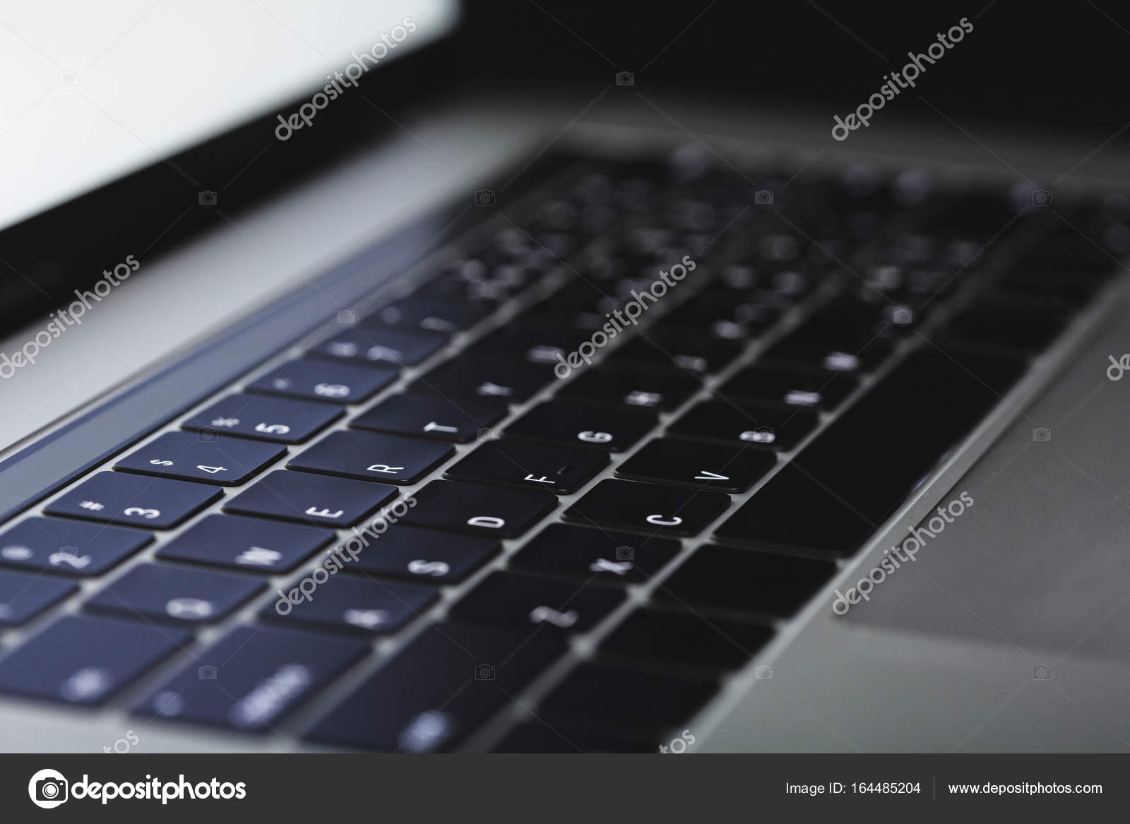 Close-up laptop toetsenbord verlicht op de nacht — Stockfoto ... Close-up laptop toetsenbord verlicht op de nacht — Stockfoto ...