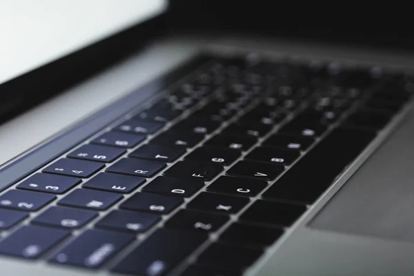 Крупним планом клавіатура ноутбука освітлена вночі — стокове фото