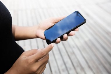 kadın el telefon açık hava yaşam tarzı kullanarak yakın çekim