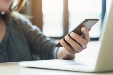 kadın kullanım telefon masa ofis yerinde