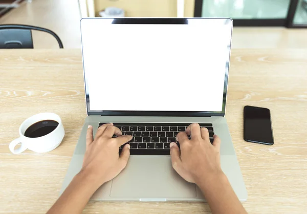 Primer plano tecleando la computadora del teclado en el lugar de la oficina — Foto de Stock