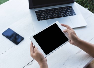 Dijital tablet gösteren ekran tutan el yakın çekim