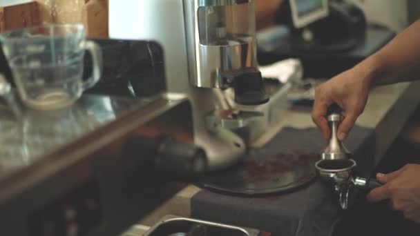Close Barista Hand Making Coffee Coffee Shop Slow Motion 120Fps — Stock Video