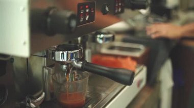 kahve ağır çekim hazırlanıyor bardakta yakın çekim