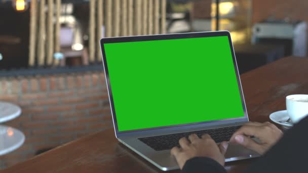 Handtippen Auf Laptop Tastatur Mit Grünem Bildschirm — Stockvideo
