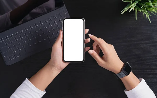 Una mujer sosteniendo el teléfono que muestra la pantalla blanca en la vista superior —  Fotos de Stock