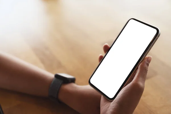 Close-up na mão segurando tela branca do telefone inteligente — Fotografia de Stock