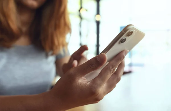 Primer plano a mano utilizando el teléfono en el restaurante — Foto de Stock