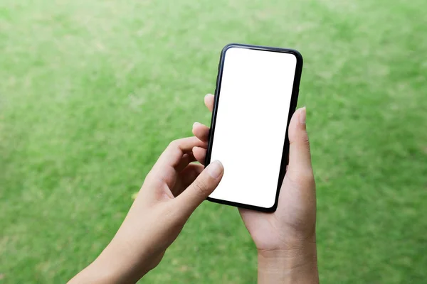 Îndeaproape femei mână folosind smartphone-ul ecran alb — Fotografie, imagine de stoc