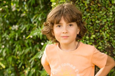 Küçük çocuk bir yaz günü Park Villas Terrace 'da Singapur' da yürüyor.