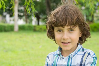 Bir yaz günü Punggol Park Singapur 'da yürüyen küçük çocuk.