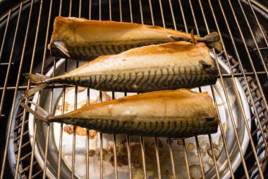 Izgarada nefis uskumrular tüttürdüm, Koh Samui adasında seçici bir odaklanma atışı yaptım.