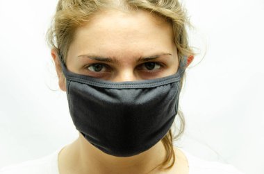 Tıbbi maskeli bir kız. Coronovirus. Tüm dünyanın salgını..