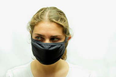Tıbbi maskeli bir kız. Coronovirus. Tüm dünyanın salgını..