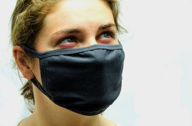 Tıbbi maskeli bir kız. Coronovirus. Tüm dünyanın salgını..