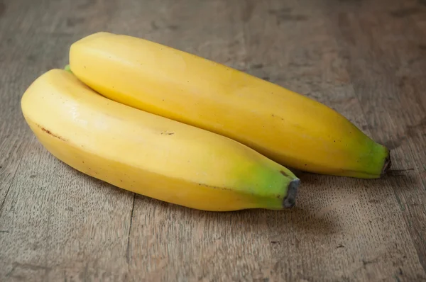 Banany na drewnianym tle — Zdjęcie stockowe