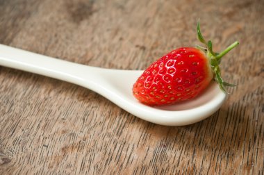 ahşap masa arka plan üzerine bir kaşık çilek