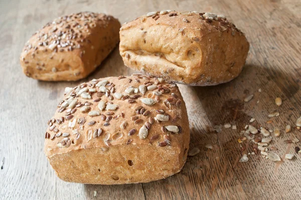 Pane tradizionale piccolo su sfondo di legno — Foto Stock