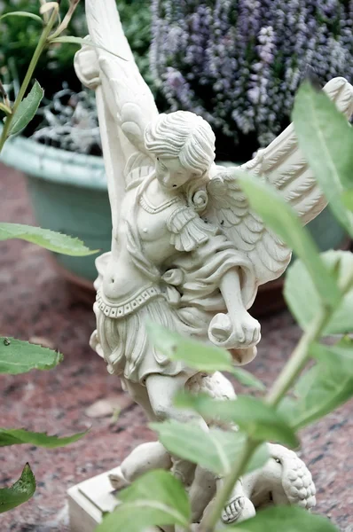 White angel in cemetery — Stock Photo, Image