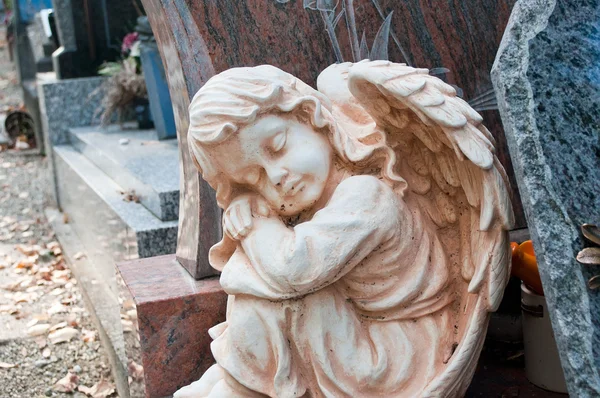 Bílý anděl na hřbitově — Stock fotografie