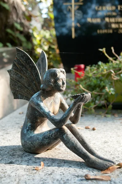 Bekiffter Engel auf Friedhof — Stockfoto