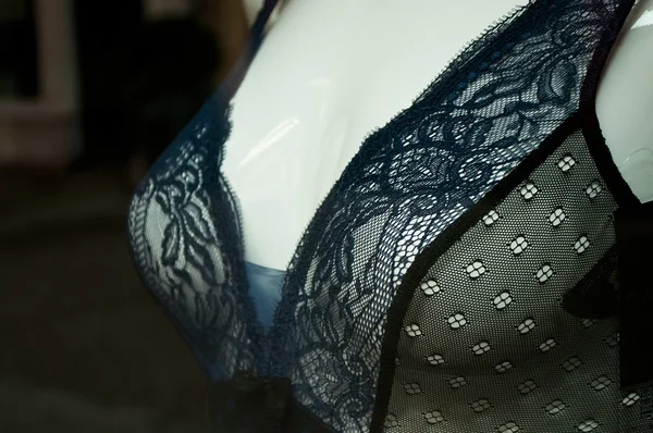 Manichino con biancheria intima nera in un negozio di moda femminile — Foto Stock