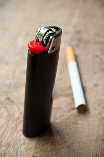 Schwarzes Feuerzeug und Zigarette — Stockfoto