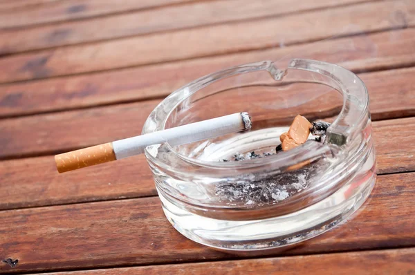 Cigarette on the edge of the  ashtray — Stock Photo, Image