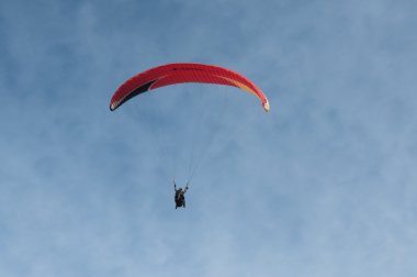  Yamaçparaşütü gökyüzü üzerinde