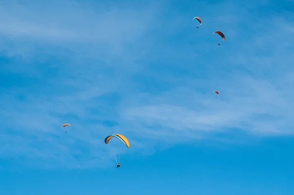 Group of paragliders on the sk — Stock Photo, Image