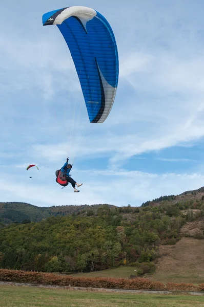 Parapente en el cielo —  Fotos de Stock