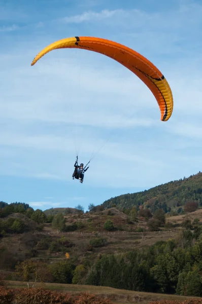 Parapente va atterrir dans un champ — Photo