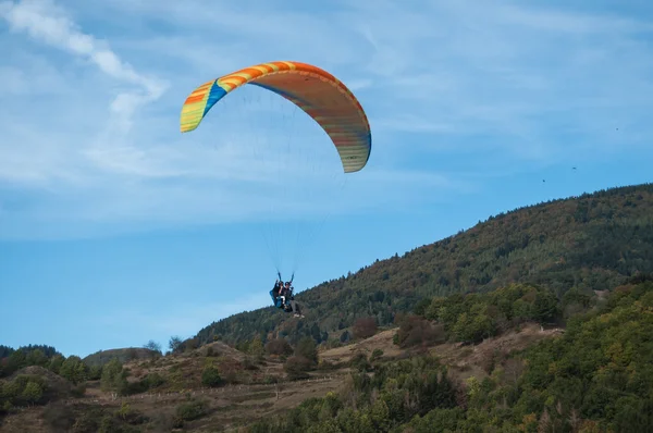 Paraglider  going to land in a field — Stock Photo, Image