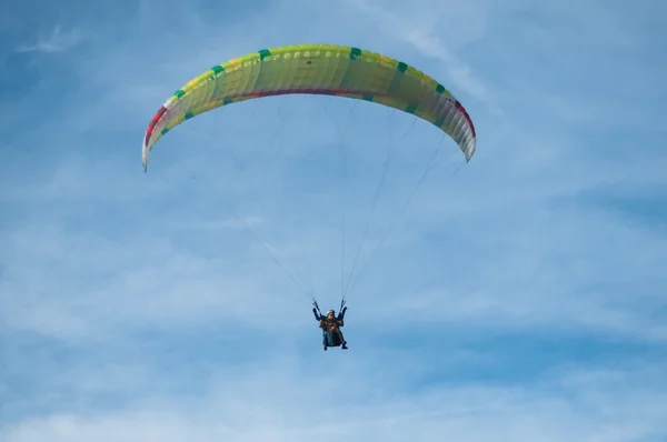 Parapente en el cielo —  Fotos de Stock