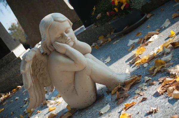 Bílý anděl hřbitově na tom — Stock fotografie