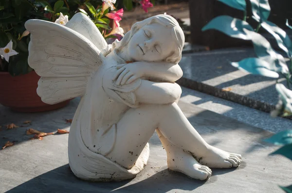 White angel in cemetery on a tom — Stock Photo, Image