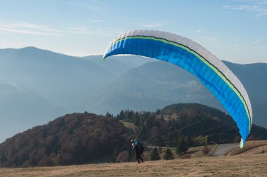 Treh pistlerden birinden Yamaçparaşütü çıkartıyor