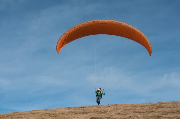 Paraglider takes off from the Treh runway — Stock Photo, Image