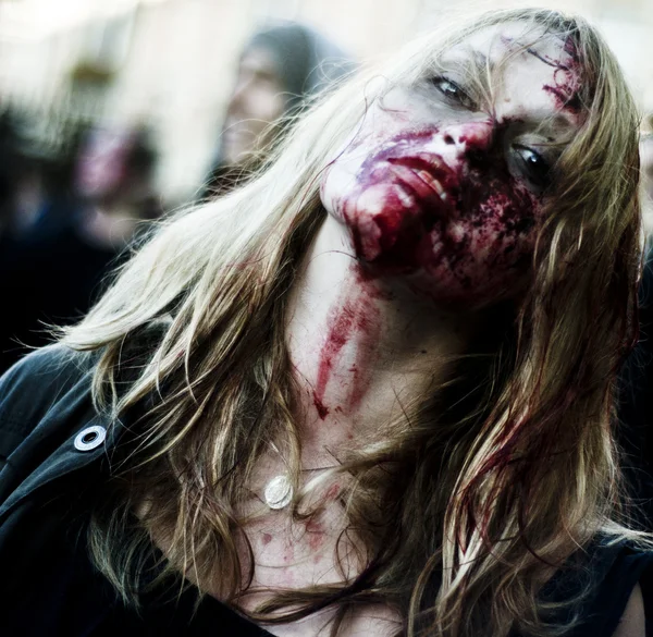 老妇在巴黎的僵尸散步时打扮得像僵尸游行的街道上. — 图库照片