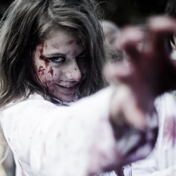 Vrouw verkleed als een zombie parades op een straat tijdens een zombie-wandeling in Parijs. — Stockfoto