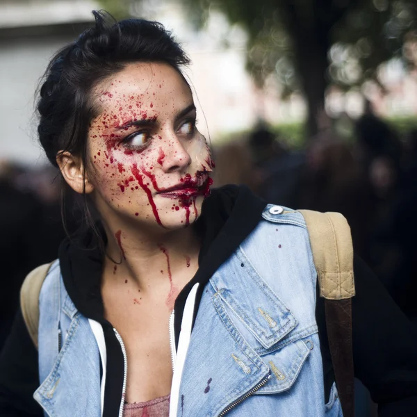 Mujer vestida como un zombie desfila en una calle durante un paseo zombie en París . — Foto de Stock