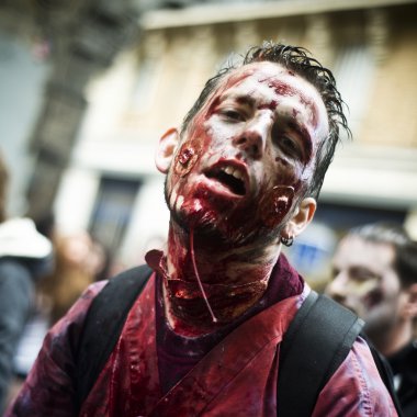  Paris'te bir zombi yürüyüş sırasında bir zombi geçit bir sokakta adam kılığında.